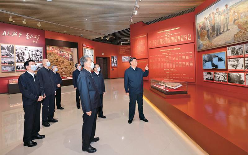 2022年10月27日，中共中央總書記、國(guó)家主席、中央軍委主席習(xí)近平帶領(lǐng)中共中央政治局常委李強(qiáng)、趙樂際、王滬寧、蔡奇、丁薛祥、李希，瞻仰延安革命紀(jì)念地。這是習(xí)近平等在延安革命紀(jì)念館，參觀《偉大歷程——中共中央在延安十三年歷史陳列》。 新華社記者 鞠鵬/攝