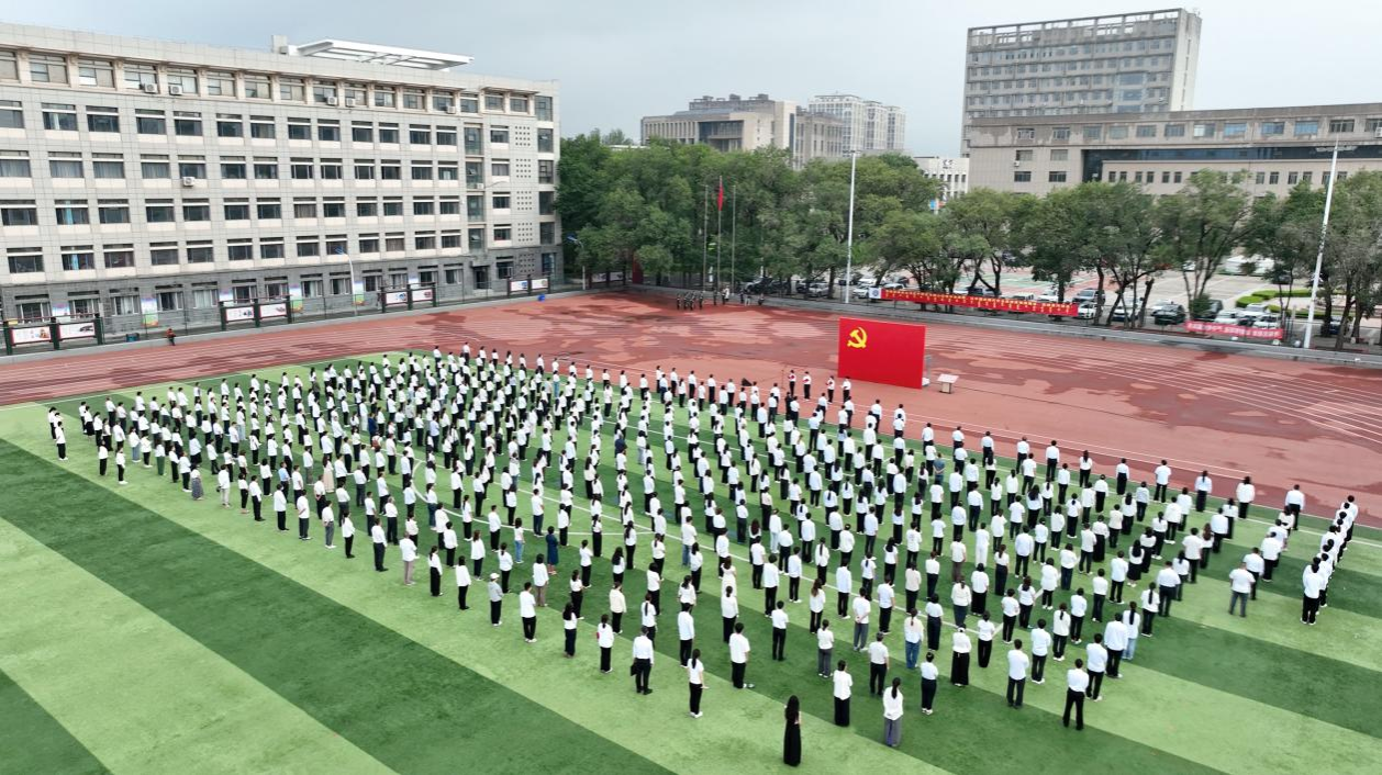 學(xué)校舉行“七一”升國(guó)旗暨新黨員宣誓、 老黨員重溫誓詞儀式